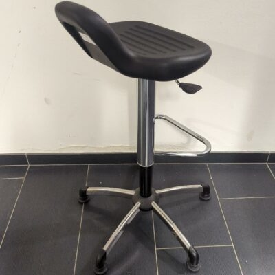 Tabouret pivotant ajustable en hauteur de marque Sokoa, assise en plastique noir, structure en acier chromé piètement en étoile à 5 branches sur patins. 80 à 98 x 57 x 57 cm
unités : 1 
-2 repro