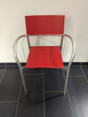 Fauteuil design Carlo Bartoli modèle Breeze édition Segis, dossier et assise en plastique rouge, armature en aluminium. 78 x 57 x 50 cm
unités : 1 
-2 repro