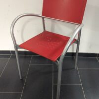 Fauteuil design Carlo Bartoli modèle Breeze édition Segis, dossier et assise en plastique rouge, armature en aluminium. 78 x 57 x 50 cm
unités : 1 
-2 repro – Image 2