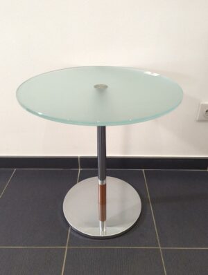 Table d'appoint plateau rond en verre fumé, pied colonne en acier chromé avec insert couleur bois. 48 x 45 cm. 
unités : 1 ( -1 sam)