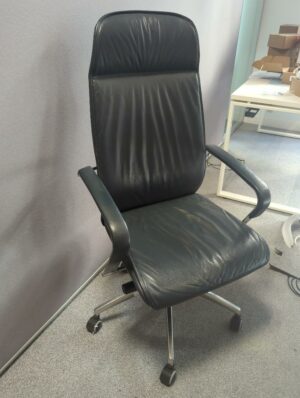 Fauteuil de direction pivotant ajustable en hauteur en cuir bleu nuit. piètement en étoile à 5 branches sur roulettes. 119 x 61 x 66 cm
unités : 1 
 es13