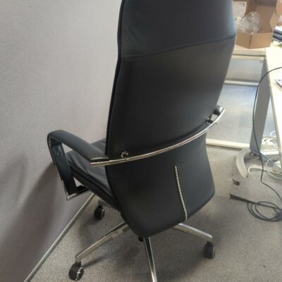 Fauteuil de direction pivotant ajustable en hauteur en cuir bleu nuit. piètement en étoile à 5 branches sur roulettes. 119 x 61 x 66 cm
unités : 1 
 es13