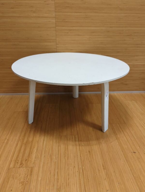 Table basse ou bout de canapé tripode en bois blanc.
33 x 60 cm.
unités : 3 
 rdc