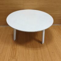 Table basse ou bout de canapé tripode en bois blanc.
33 x 60 cm.
unités : 3 
 rdc – Image 2