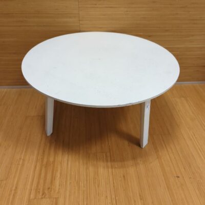 Table basse ou bout de canapé tripode en bois blanc.
33 x 60 cm.
unités : 3 
 rdc
