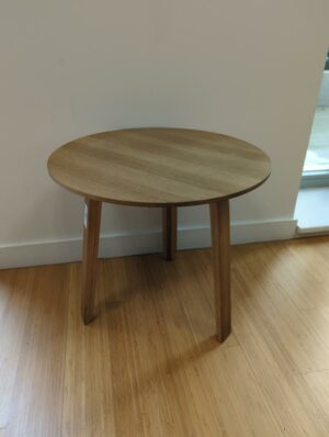 Table basse ou bout de canapé tripode men bois naturel.
39 x 45 cm. 
unités : 2 
 rdc, rdc haut