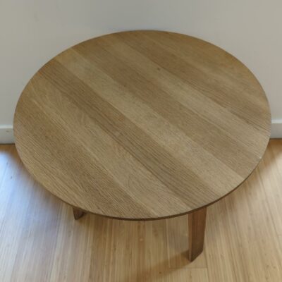 Table basse ou bout de canapé tripode men bois naturel.
39 x 45 cm. 
unités : 2 
 rdc, rdc haut