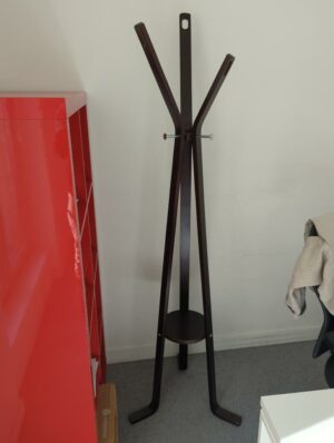 Porte manteau tripode en bois 3 marron foncé. hauteur 180 cm
unités : 19

1er / 1-27 / 1-26 / 1-31, 2-52, 2-55, 2-57, 2-59, 2-68, 2-60, 2-63, 2-62, 3-89, 3-79, 3-76, 3-75, 5eme