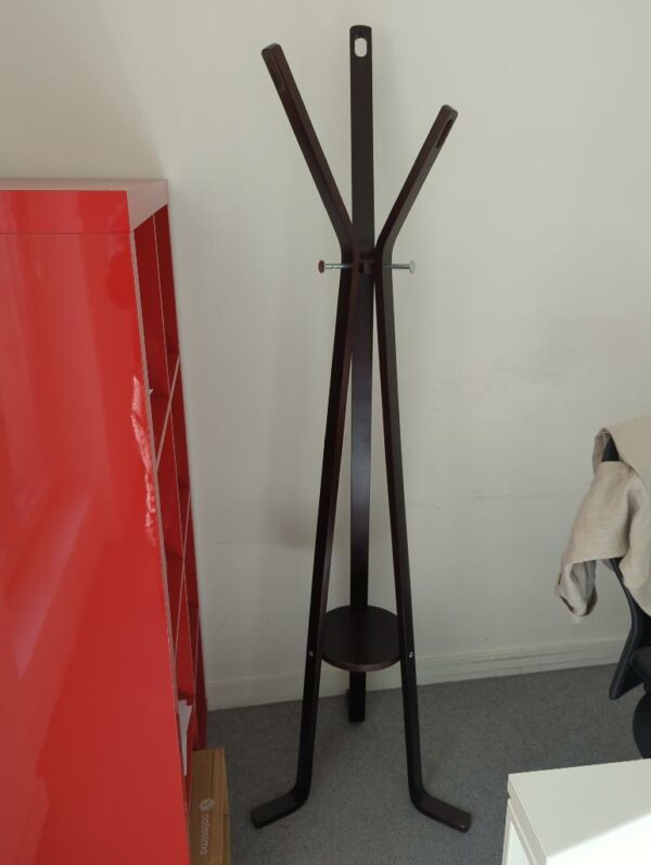 Porte manteau tripode en bois 3 marron foncé. hauteur 180 cm
unités : 19

1er / 1-27 / 1-26 / 1-31, 2-52, 2-55, 2-57, 2-59, 2-68, 2-60, 2-63, 2-62, 3-89, 3-79, 3-76, 3-75, 5eme