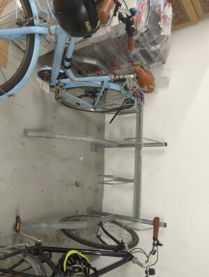 Rack à vélo en aluminium (à déboulonner). 85 x 184 x 97 cm. 
3 unités.
-2 près repro