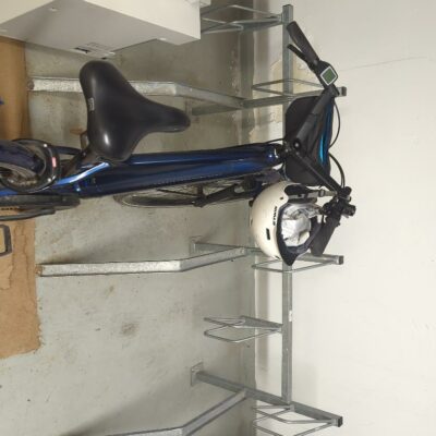 Rack à vélo en aluminium (à déboulonner). 85 x 184 x 97 cm. 
3 unités.
-2 près repro