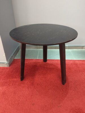 Petite table basse ou bout de canapé plateau rond, piètement tripode en bois noir. 39 x 45 cm.
unités : 4 : 
rdc / 1-40 / 1-36