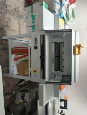 Massicot de marque Idéal modèle 4860.
130 x 135 x 96 cm. 
-2 repro