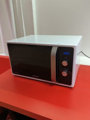 Four micro-ondes 1000 watts de marque Samsung. 30 x 52 x 36 cm.
unités 3
 -1 sam, rdc haut