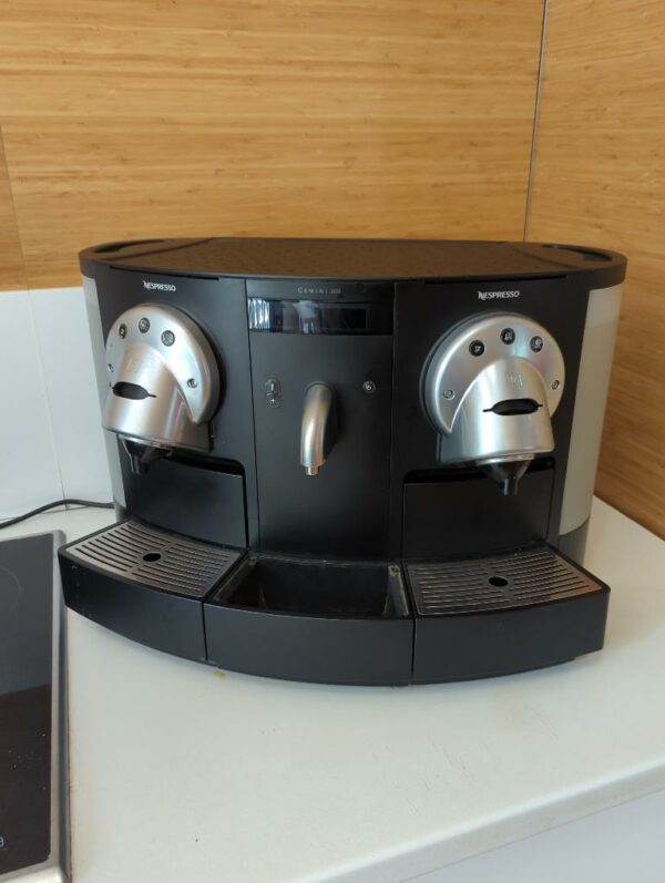 Machine à café professionnelle de marque Nespresso modèle gémini 200.
unités : 1
rdc haut