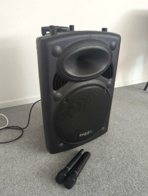 Enceinte portable sur roulettes de marque Ibiza modèle Port15UHF-BT + 2 micros sans fil modèle Port-UHF
65 x 42 x 35 cm
salle réunion -2