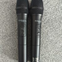 Enceinte portable sur roulettes de marque Ibiza modèle Port15UHF-BT + 2 micros sans fil modèle Port-UHF
65 x 42 x 35 cm
salle réunion -2 – Image 2