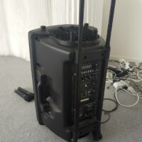 Enceinte portable sur roulettes de marque Ibiza modèle Port15UHF-BT + 2 micros sans fil modèle Port-UHF
65 x 42 x 35 cm
salle réunion -2 – Image 4