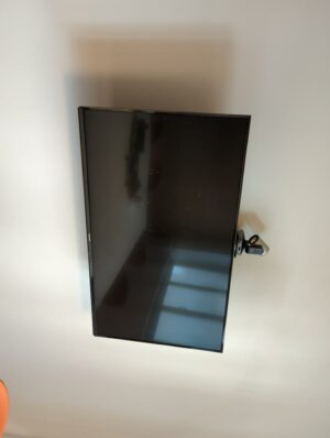 Téléviseur 55 pouces de marque Panasonic modèle TX-55EX600E, avec fixation murale. 
rdc haut