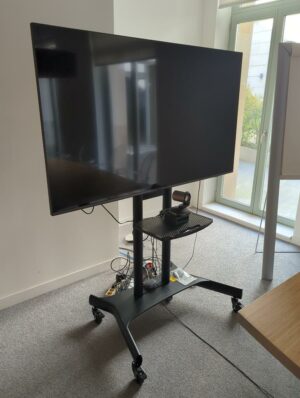 Téléviseur 65 pouces de marque Philips modèle 65PUS706/12. sur pied à roulettes
unités : 2 
salle réunion rdc/ rdc haut