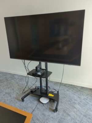 Téléviseur 70 pouces de marque Philips modèle 70PUS7906/12 avec son pied à roulettes de marque North Bayou
unités : rdc haut