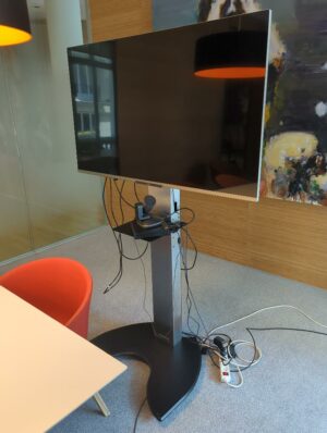 Téléviseur 55 pouces de marque Philips modèle 55 fl6 1 98K sur pied à roulettes 
unités : 1 
rdc haut