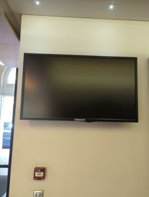 Téléviseur 46 pouces de marque Samsung modèle LH46CSPLBC/EN, avec attache murale.
rdc hall