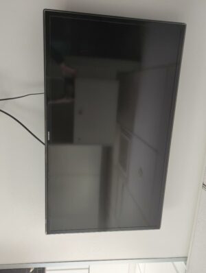 Téléviseur de marque Samsung diagonale 106 cm, avec attache murale.
5eme