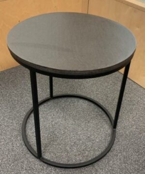Table d'appoint à plateau rond en bois foncé et structure en métal noir. 42 x 40 cm. 2 unités, Vendu à l'unité avec faculté de réunion. Localisation : 10 rue Petit - 75019 Paris (2ème)