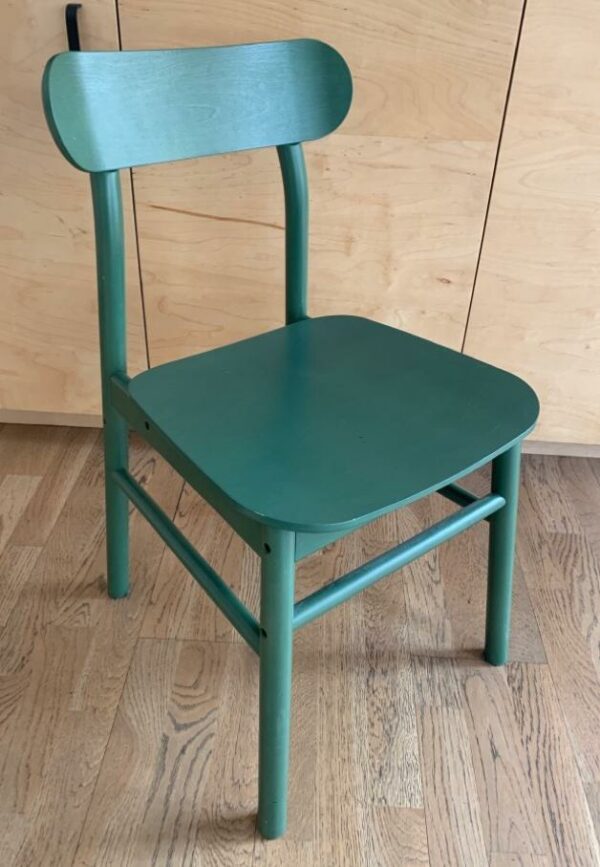Chaise design Maja Ganszyniec modèle Rônninge édition Ikea en bois vert avec dossier incurvé. 12 unités. Vendu à l'unité avec faculté de réunion. 80 x 45 x 50 cm. Localisation : 10 rue Petit - 75019 Paris (3ème)