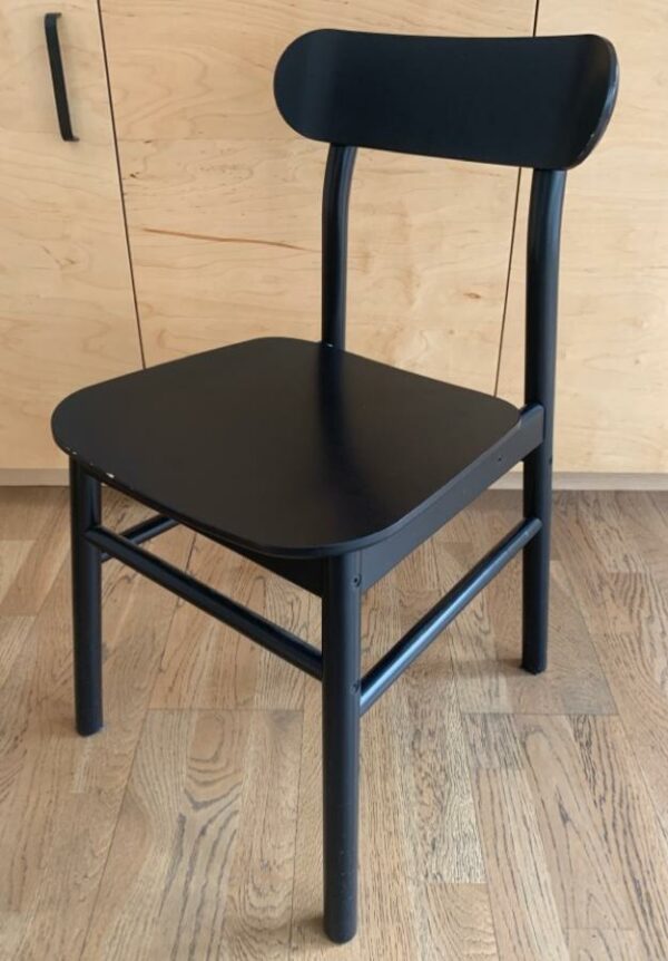 Chaise design Maja Ganszyniec modèle Rônninge édition Ikea en bois noir avec dossier incurvé. 80 x 45 x 50 cm. 12 unités. Vendu à l'unité avec faculté de réunion. Localisation : 10 rue Petit - 75019 Paris (3ème)