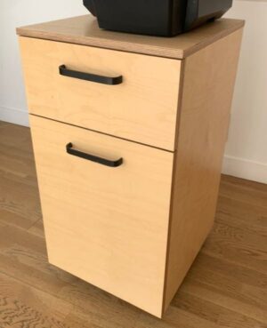 Meuble sur roulettes en bois clair ouvrant par un tiroir et une porte. 90 x 50 x 45 cm. Localisation : 10 rue Petit - 75019 Paris (3eme)