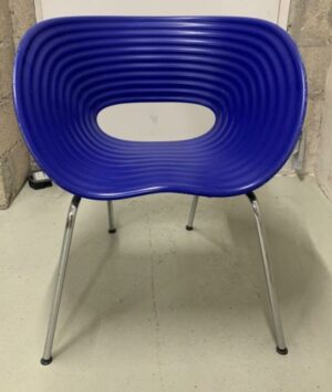 Fauteuil design Ron Arad modèle Tom Vac édition Vitra, assise à structure ondulée en polyproplylène bleu sur 4 pieds en acier chromé. 77 x 65 x 65 cm. 5 unités. Vendu à l'unité avec faculté de réunion. Localisation : 10 rue Petit - 75019 Paris (-1 B06)