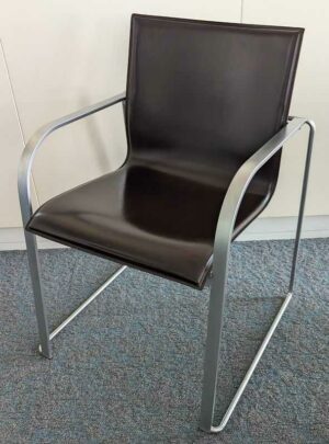 Fauteuil de marque LAPALMA, armature en acier brossé, garniture en cuir marron, piètement luge. 80 x 57 x 57 cm. 5 unités. Vendu à l'unité avec faculté de réunion. Localisation : 3 ouest (3106)