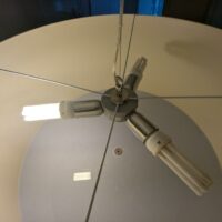 Suspension lumineuse de marque MODO modèle Cilindro, abat-jour en tissu blanc cassé, 3 ampoules, disque en plexiglas. Dimensions abat-jour : 36 x 67 cm. 32 unités. Vendu à l'unité avec faculté de réunion. Localisation : 2 est, 3 est, 4 est, 5 est, 5 ouest, 6 est, 6 ouest. – Image 3