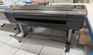 Traceur de marque HP modèle DesignJet Z9*dr V-Trimmer X9024A, sur roulettes. Localisation : 1er