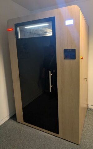 Cabine de consultation médicale à distance en visio équipée de matériel autogéré (tensiomètre, thermomètre, microscope etc.. voir photos). 212 x 137 x 102 cm. (à démonter). Localisation : 1er (1509)