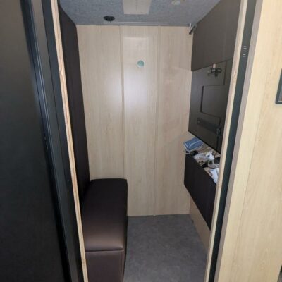 Cabine de consultation médicale à distance en visio équipée de matériel autogéré (tensiomètre, thermomètre, microscope etc.. voir photos). 212 x 137 x 102 cm. (à démonter). Localisation : 1er (1509)