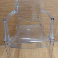 Fauteuil design Philippe Starck modèle Louis Ghost édition Kartell en plexiglas transparent. 93 x 54 x 54 cm. (usures). 11 unités. Vendu à l'unité avec faculté de réunion. Localisation: 6 rue Duret - 75116 Paris. rdc, 1-39, 2-64 – Image 2
