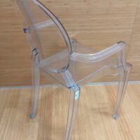 Fauteuil design Philippe Starck modèle Louis Ghost édition Kartell en plexiglas transparent. 93 x 54 x 54 cm. (usures). 11 unités. Vendu à l'unité avec faculté de réunion. Localisation: 6 rue Duret - 75116 Paris. rdc, 1-39, 2-64 – Image 3