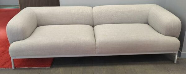 Canapé de marque Hay modèle Bjorn recouvert de tissu chiné gris clair, piètement en acier laqué gris. 70 x 220 x 85 cm. 3 unités. Vendu à l'unité avec faculté de réunion. Localisation : rdc, 2eme bas