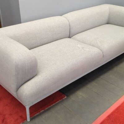 Canapé de marque Hay modèle Bjorn recouvert de tissu chiné gris clair, piètement en acier laqué gris. 70 x 220 x 85 cm. 3 unités. Vendu à l’unité avec faculté de réunion. Localisation : rdc, 2eme bas