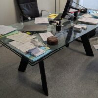 Table extensible de marque Roche Bobois modèle Golden Gate plateau verre avec rallonges. (perso?)
74 x 180 x 100 cm
2-45 – Image 2