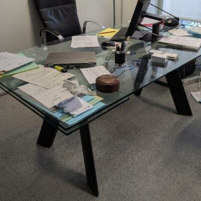 Table extensible de marque Roche Bobois modèle Golden Gate plateau verre avec rallonges. (perso?)
74 x 180 x 100 cm
2-45