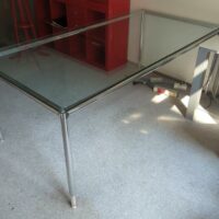Table ou bureau de marque Bosse modèle Modul Space, plateau rectangulaire en verre transparent reposant sur une structure en acier chromé, pieds réglables en hauteur. 76 x 200 x 100 cm. Localisation : 6 rue Duret - 75116 Paris : 1-21 – Image 2