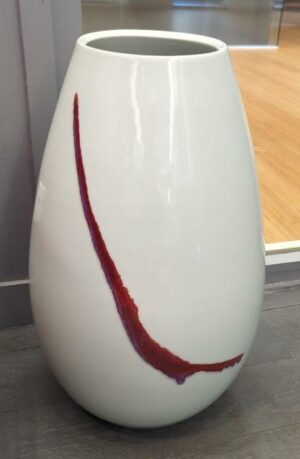 Vase en céramique beige et motif en relief rouge sang., Chine. (voir photos).  56 cm x 35 cm. 2 unités. Vendu à l'unité avec faculté de réunion. Localisation :  rdc