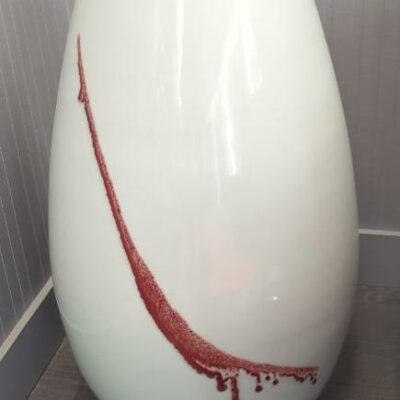 Vase en céramique beige et motif en relief rouge sang., Chine. (voir photos).  56 cm x 35 cm. 2 unités. Vendu à l’unité avec faculté de réunion. Localisation :  rdc