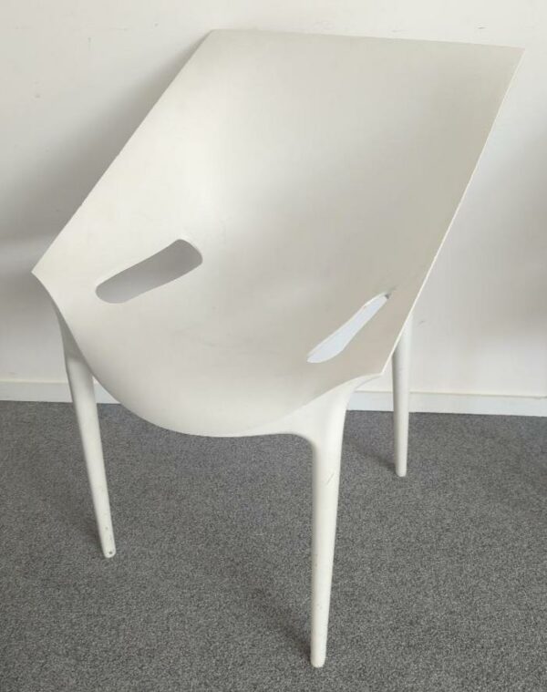 Fauteuil design Philippe Stark modèle Dr.Yes édition Kartell en polypropylène blanc. 80 x 55 x 55 cm. 4 unités. Vendu à l'unité avec faculté de réunion Localisation : -2 réunion