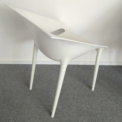Fauteuil design Philippe Stark modèle Dr.Yes édition Kartell en polypropylène blanc. 80 x 55 x 55 cm. 4 unités. Vendu à l’unité avec faculté de réunion Localisation : -2 réunion