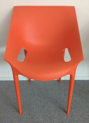 Fauteuil design Philip Stark modèle Dr.Yes édition Kartell en polypropylène orange. 80 x 55 x 55 cm. 39 unités.. Vendu à l'unité avec faculté de réunion Localisation : -2 salle réunion, -2 vestiaire, es 12